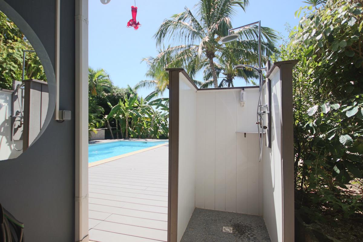 8 Location villa piscine le diamant Martinique_la douche extérieure